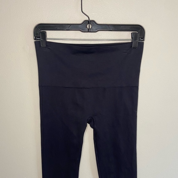 Spanx Look At Me Now Black Seamless Crop Leggings, size Large - Picture 6 of 7